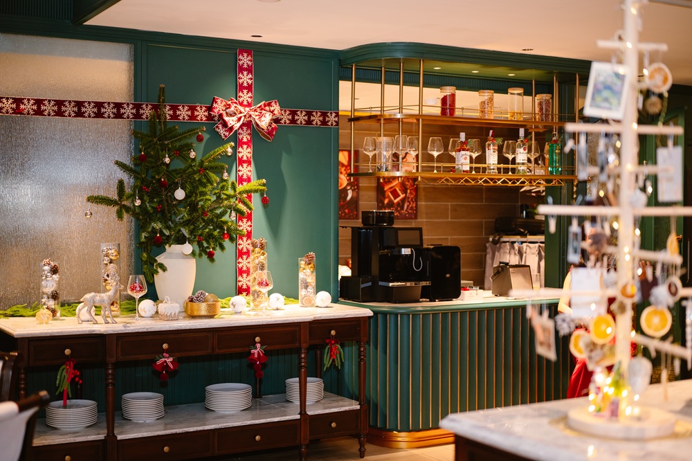 Diên Vị Dining is decorated with a Christmas 2025 theme